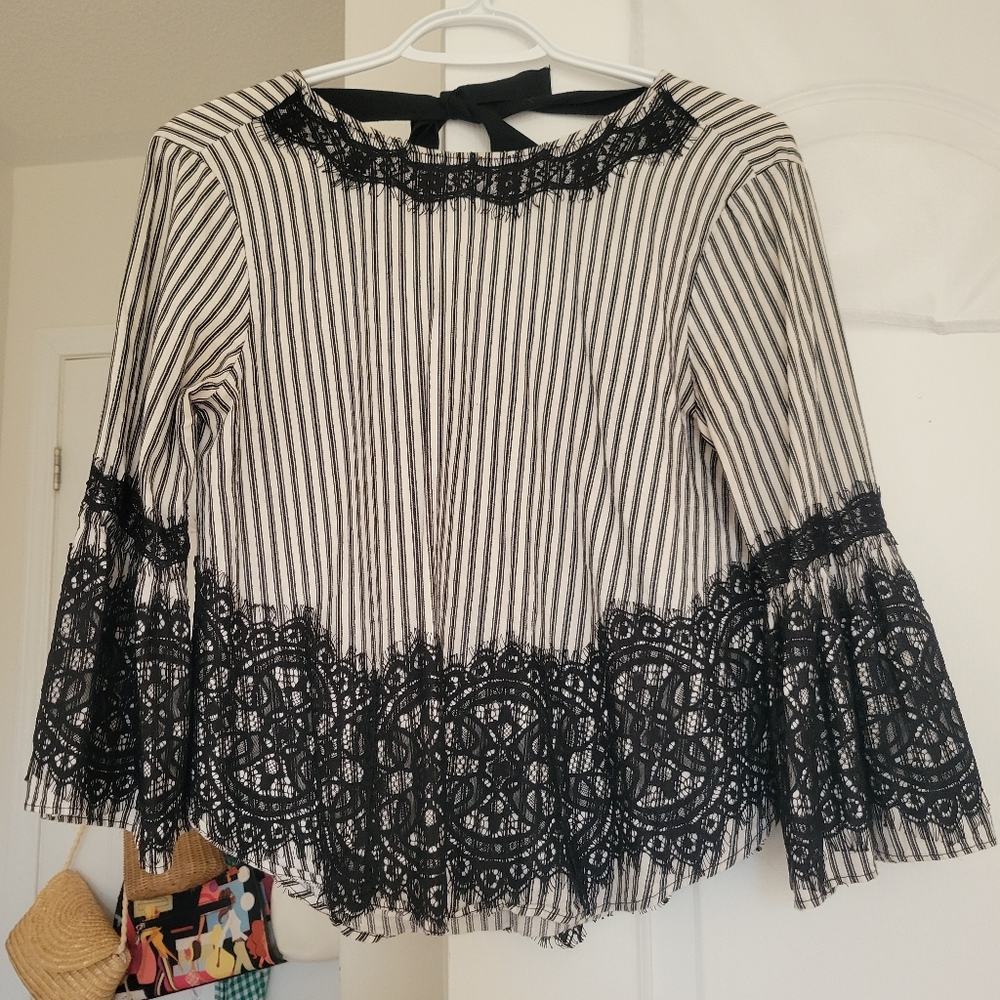 Feminine and airy cotton blouse with tie back detail